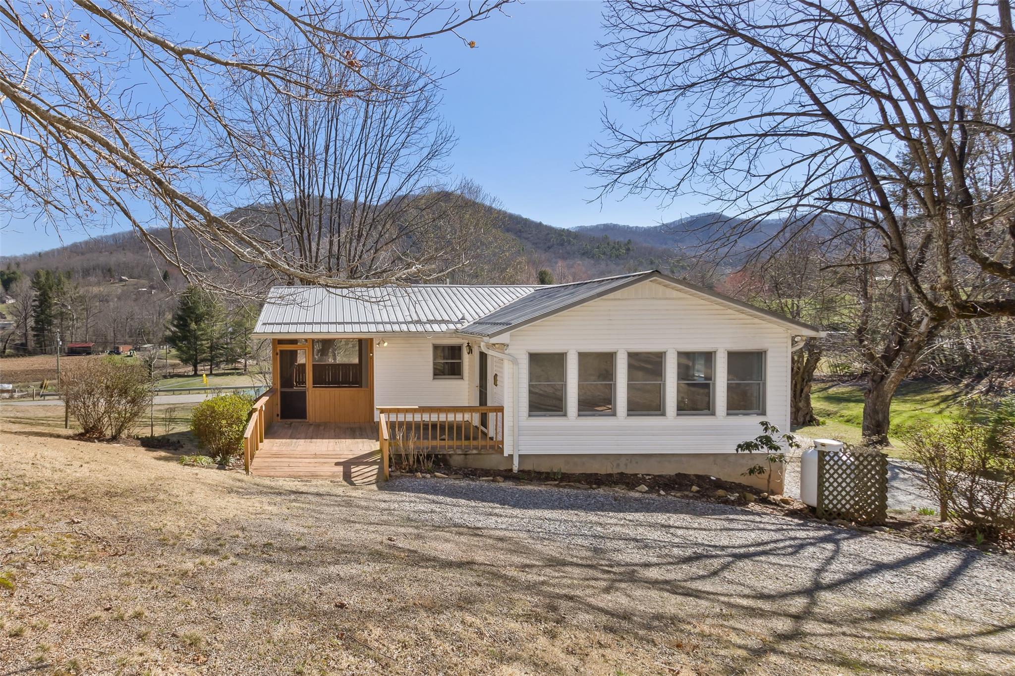 124 Beaverdam Loop Road Candler NC 28715