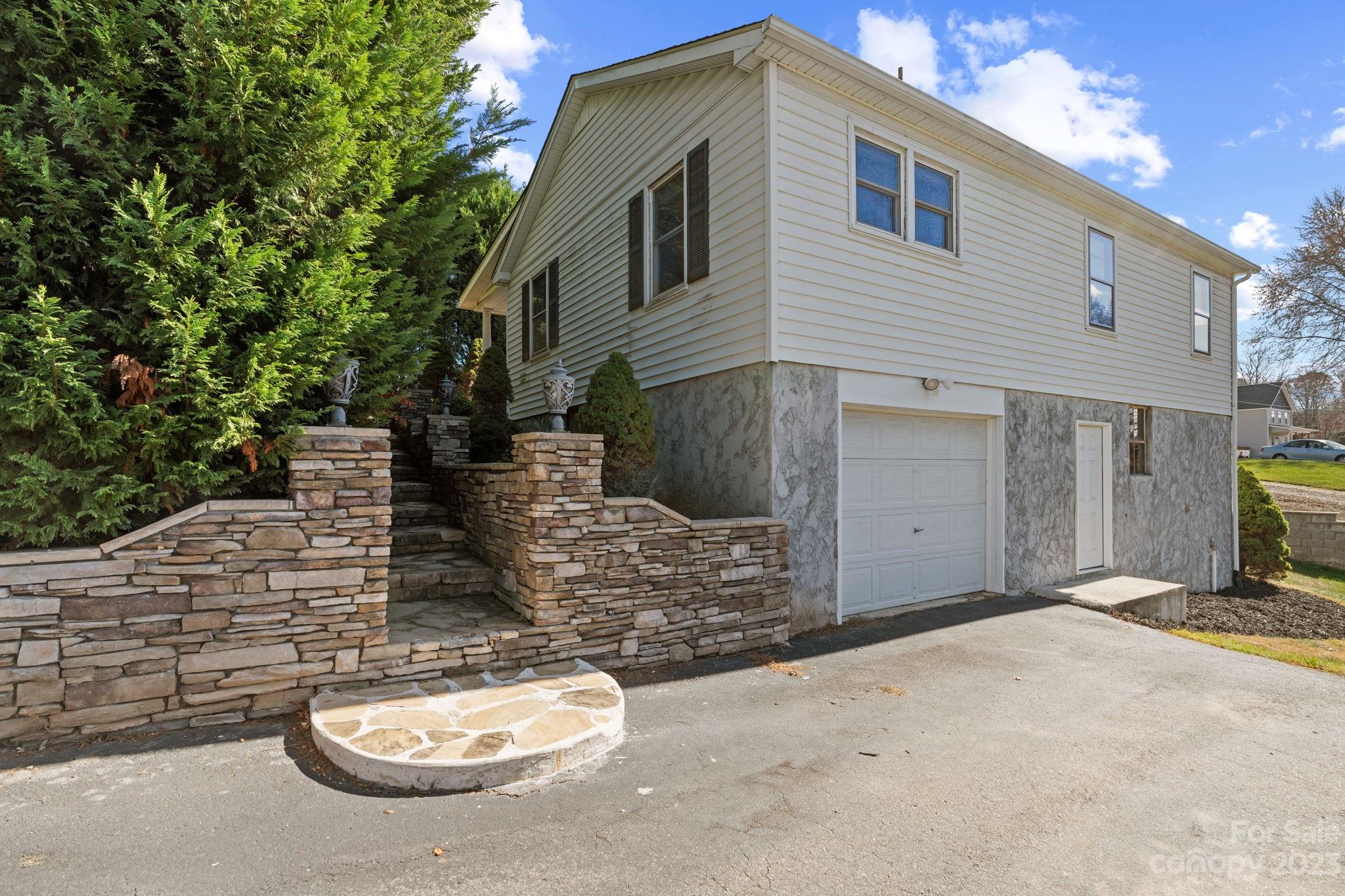 25 Oak Hill Road Candler NC 28715