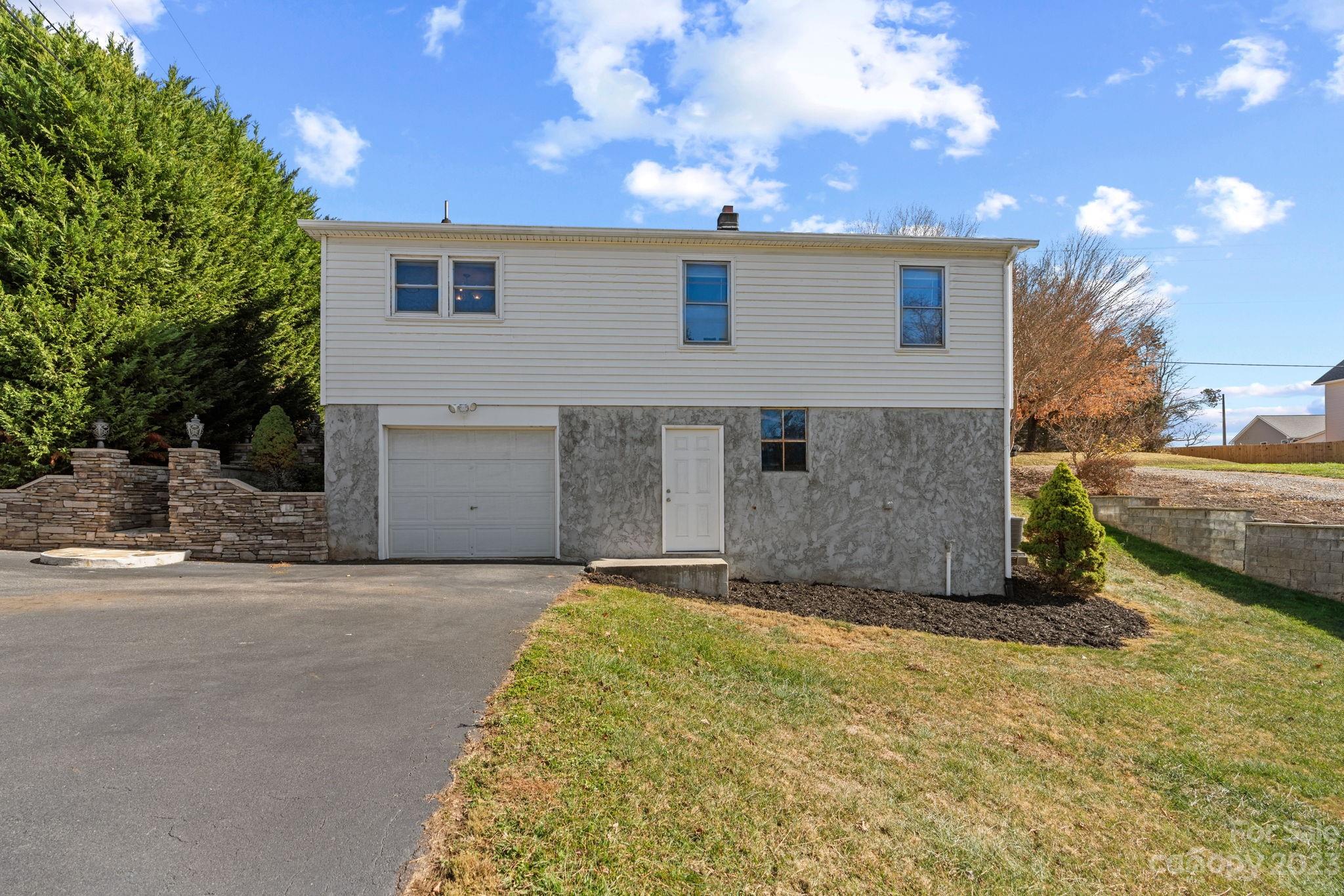 25 Oak Hill Road Candler NC 28715
