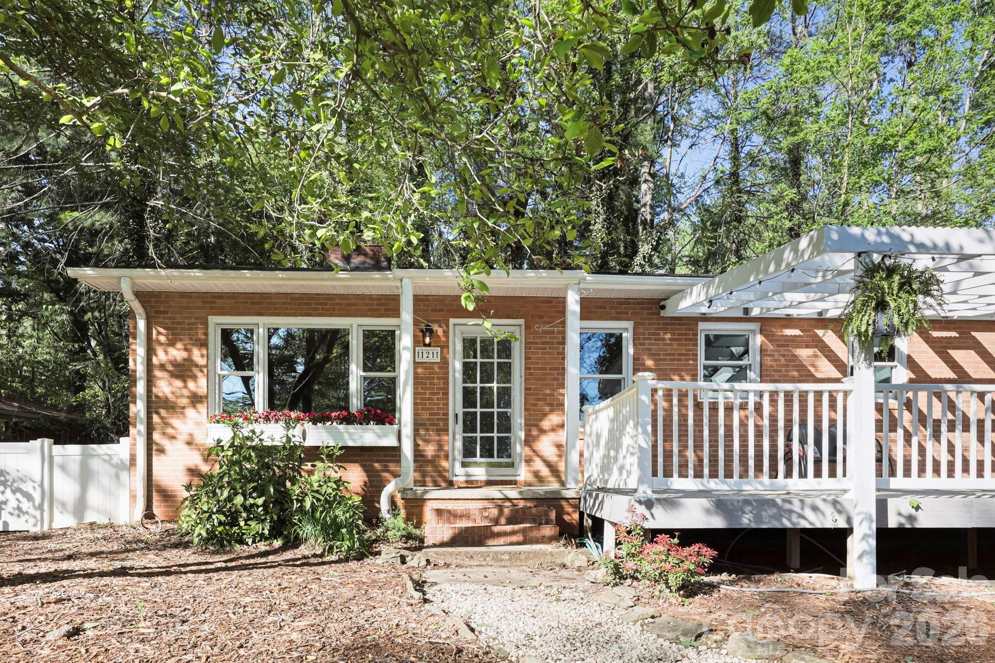 121 Wells Street Hendersonville NC 28739