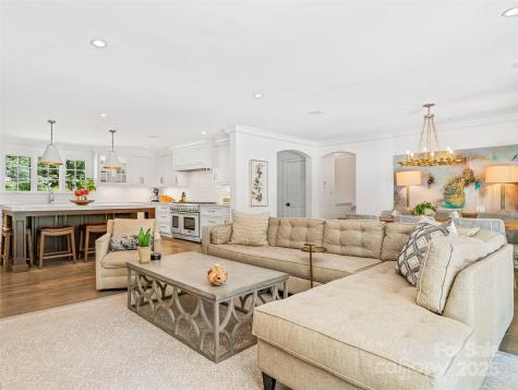 13 Robinhood Road Asheville NC 28804