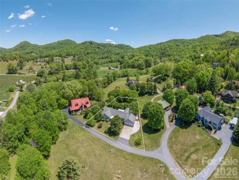 16 Chinaberry Court Waynesville NC 28785
