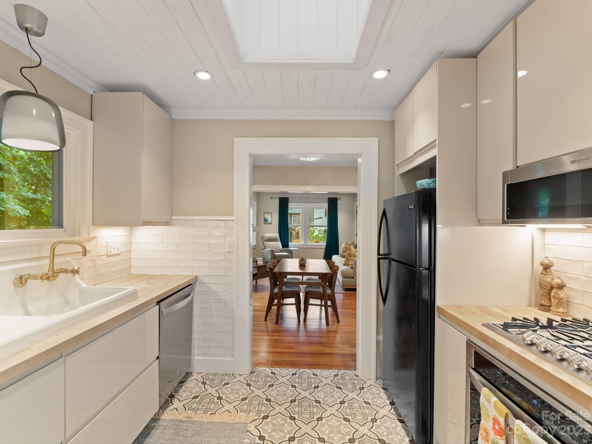 18 Robindale Avenue Asheville NC 28801