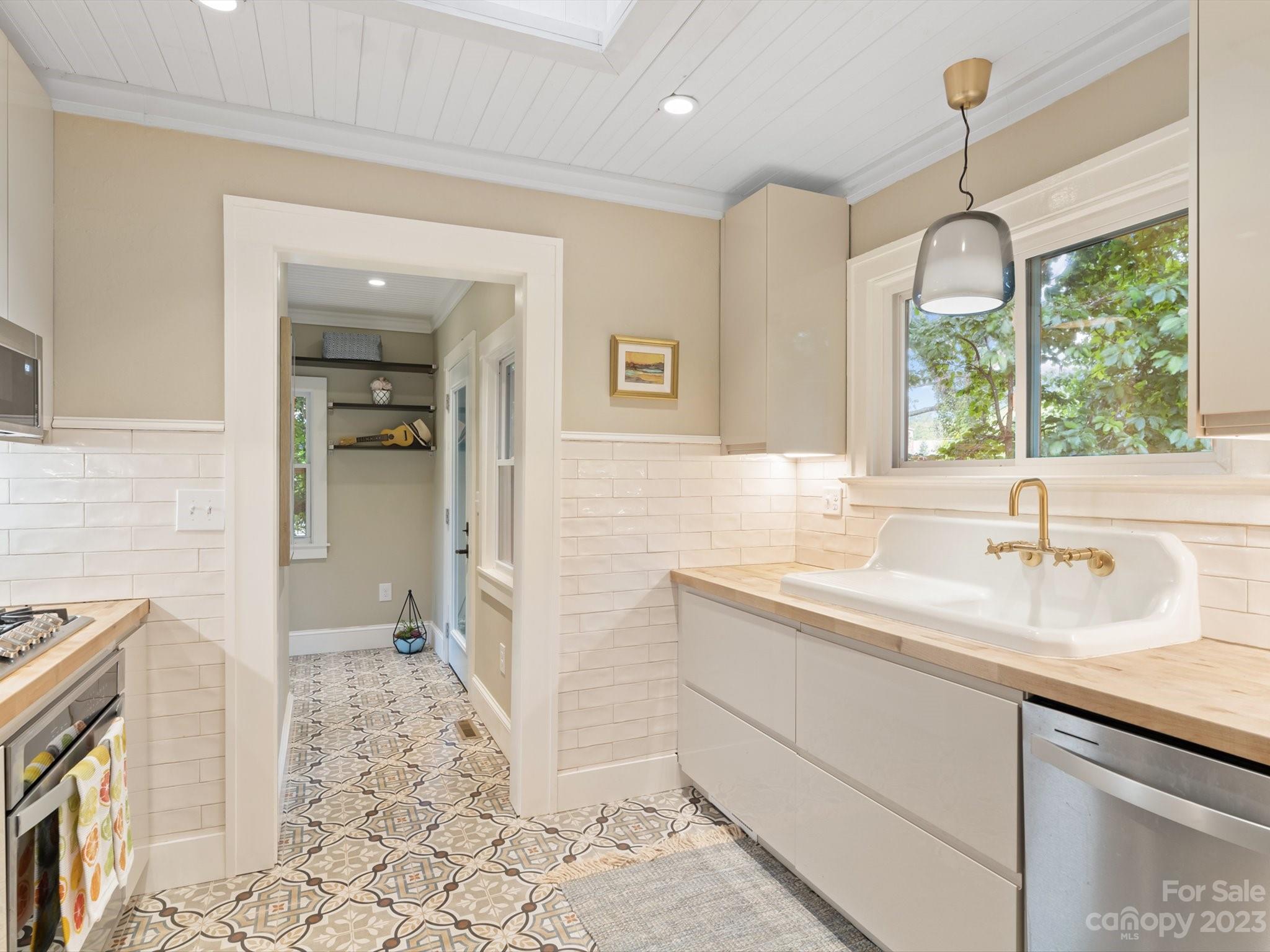 18 Robindale Avenue Asheville NC 28801