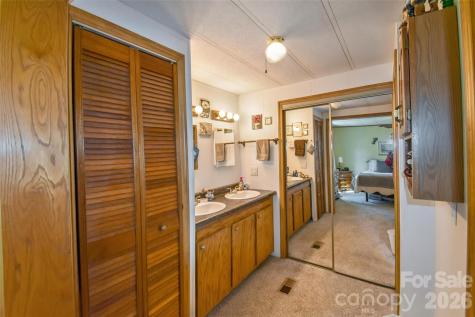222 Cranbrook Circle Hendersonville NC 28792