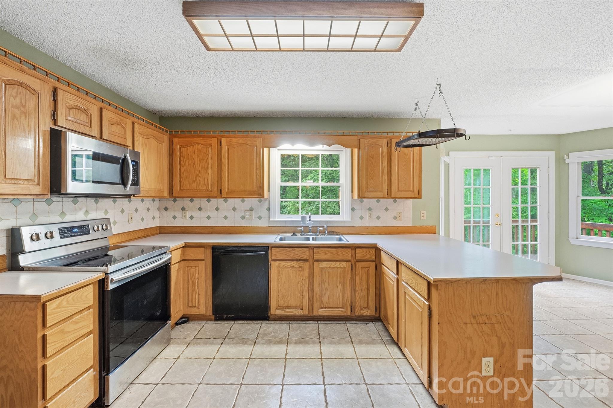 1227 Shirebourn Hickory NC 28602