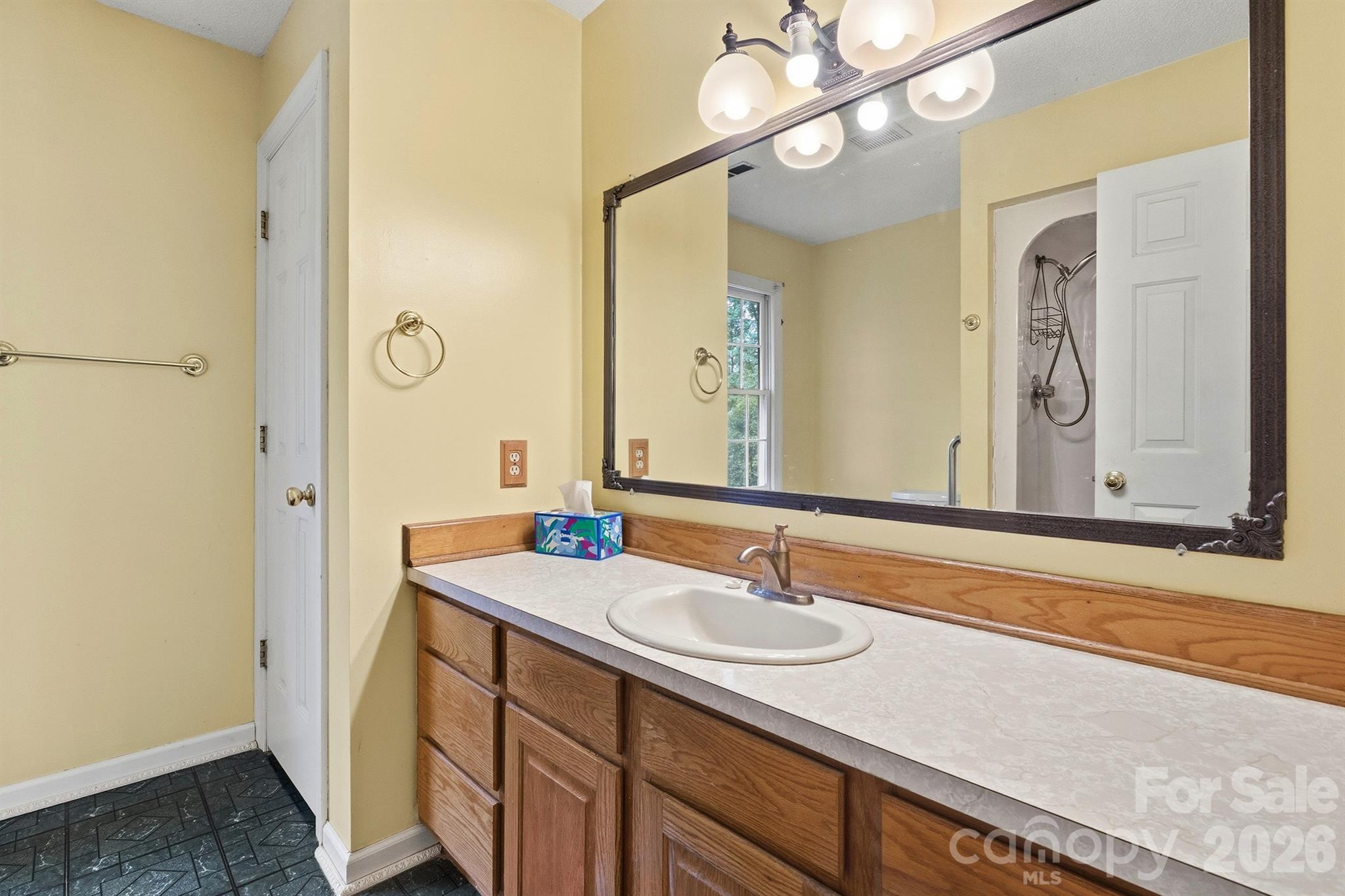 1227 Shirebourn Hickory NC 28602