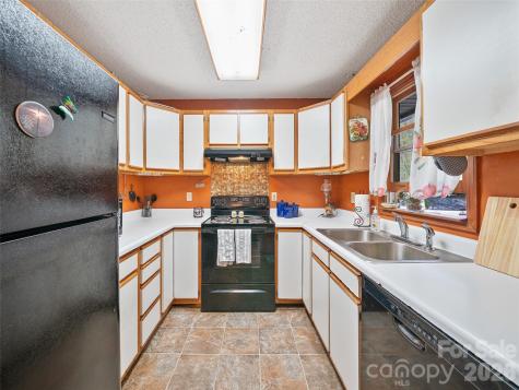129 Kantagree Drive Bakersville NC 28705
