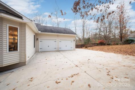 590 Brook Knoll Circle Weaverville NC 28787