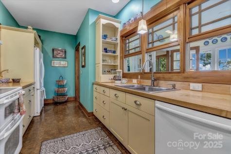 322 Crestview Drive Black Mountain NC 28711
