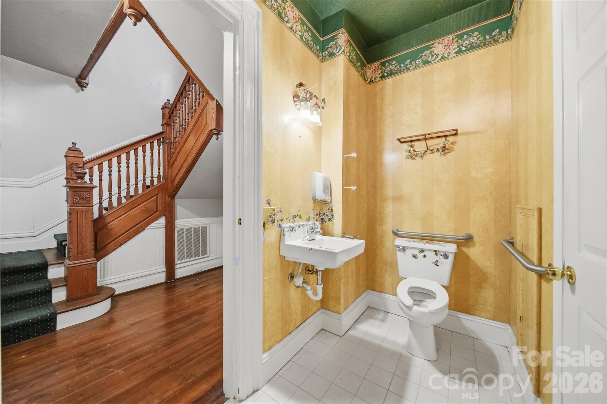 121 5th Avenue NE Hickory NC 28601