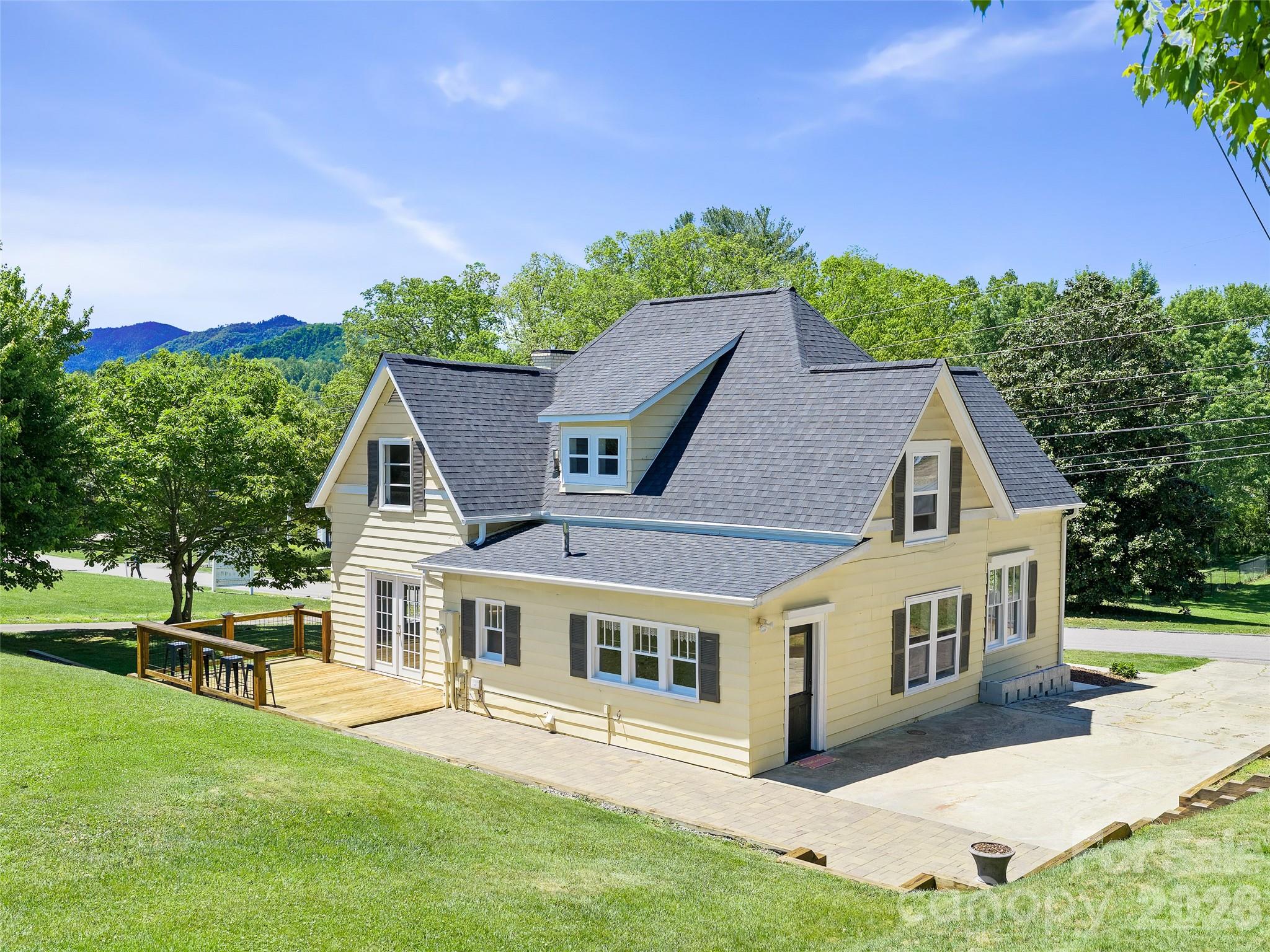 118 Robertson Street Burnsville NC 28714