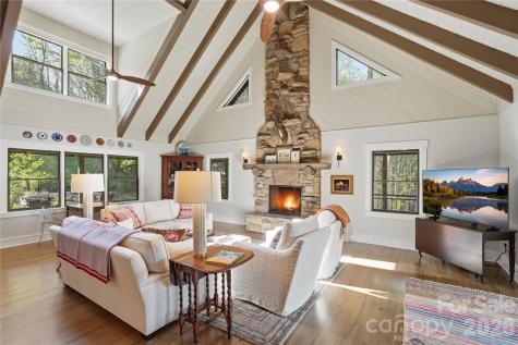 151 Man O War South Vilas NC 28692