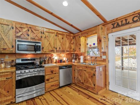 1447/1421 Ayers Mountain Road Green Mountain NC 28740