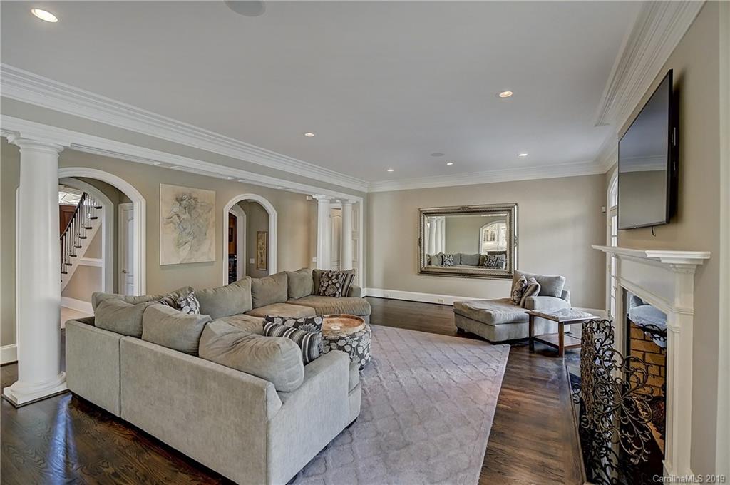 1869 Queens Road W Charlotte NC 28207