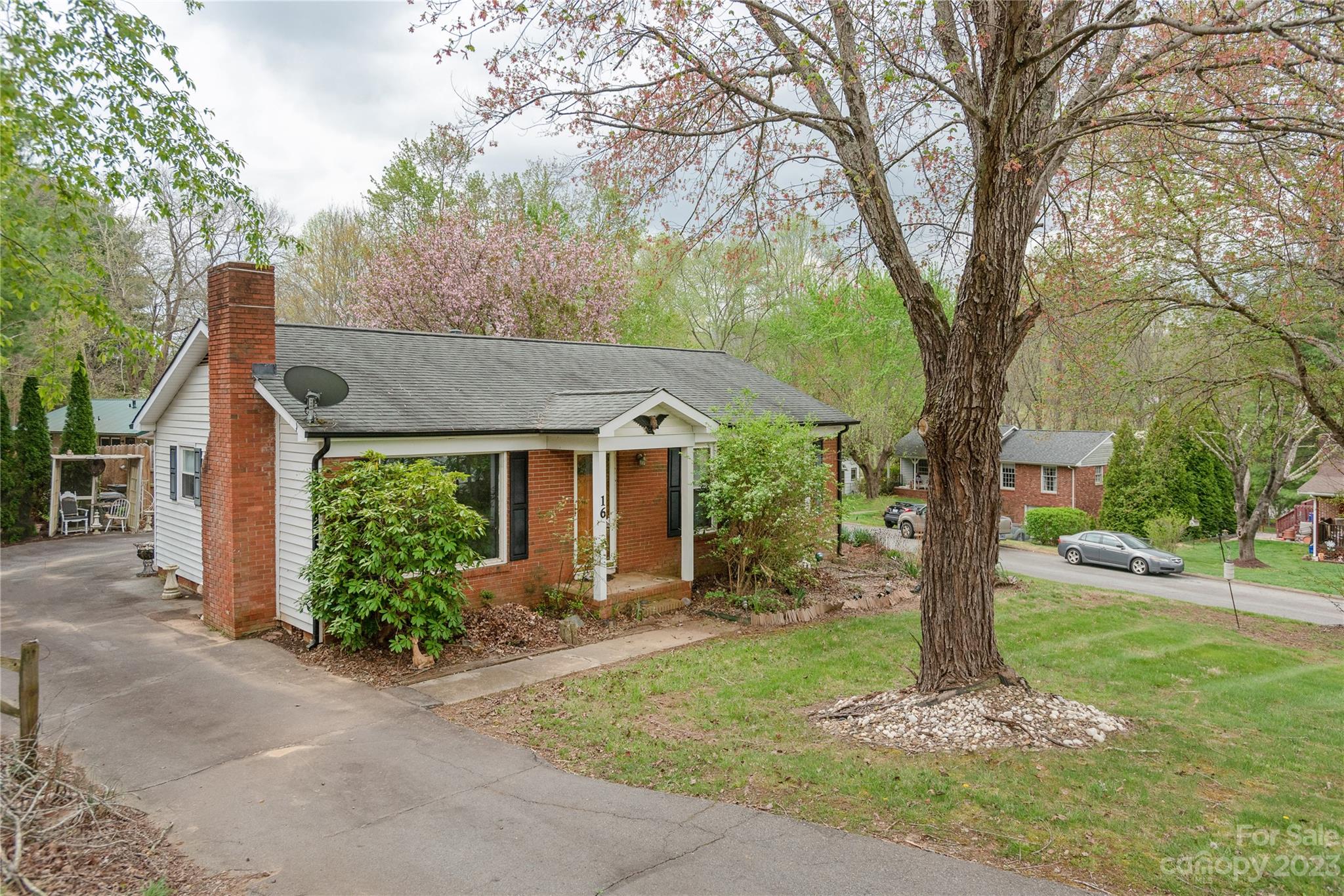 16 Lynwood Circle Asheville NC 28806