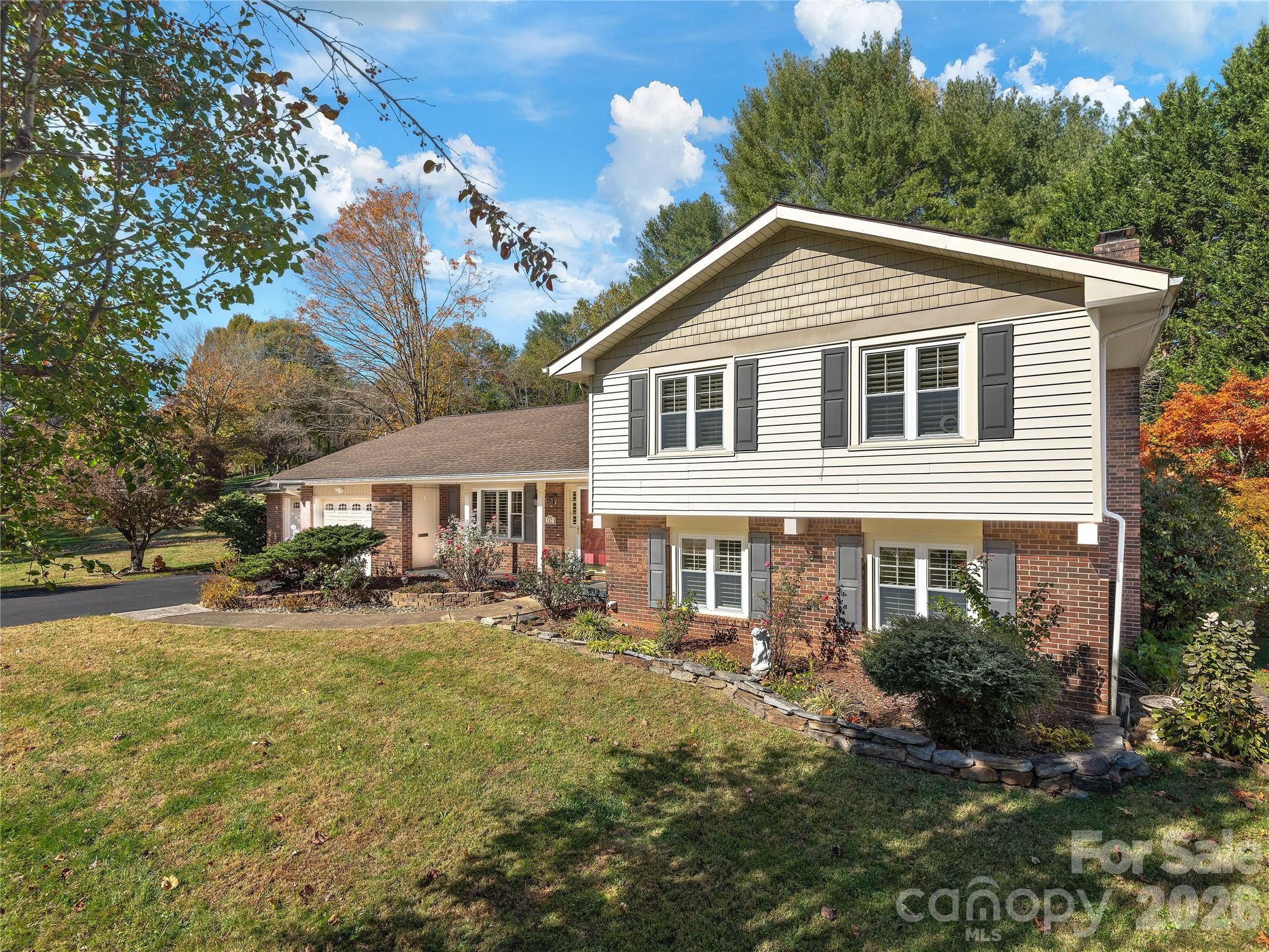 142 Twin Lakes Drive Candler NC 28715