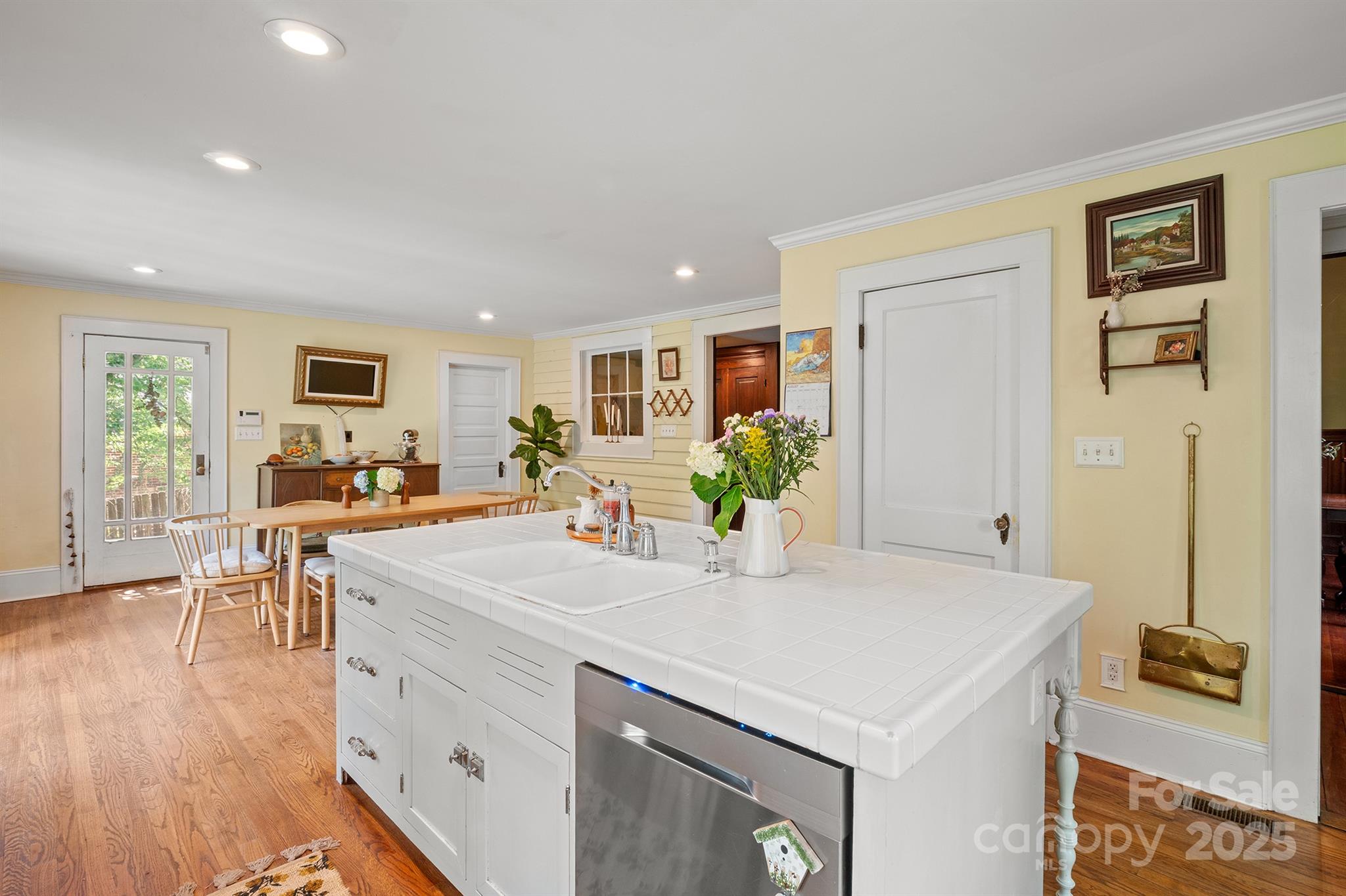 506 N Main Street NW Lenoir NC 28645