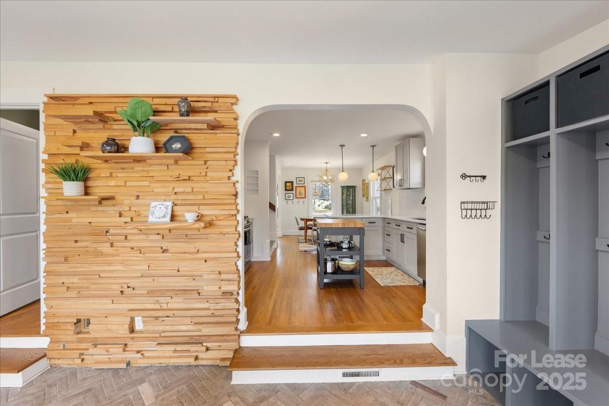 5712 Oak Drive Charlotte NC 28216