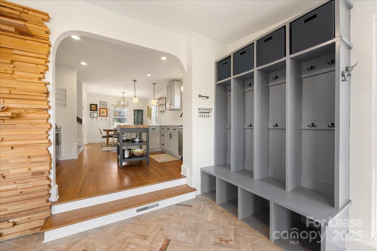 5712 Oak Drive Charlotte NC 28216