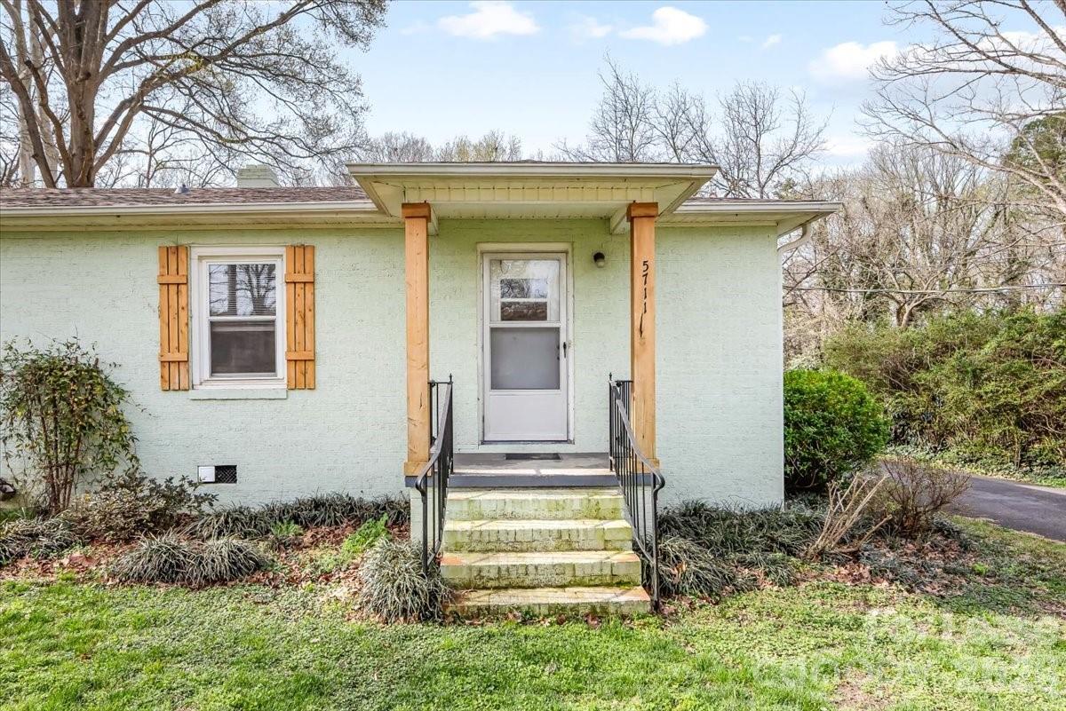 5711 Oak Drive Charlotte NC 28216