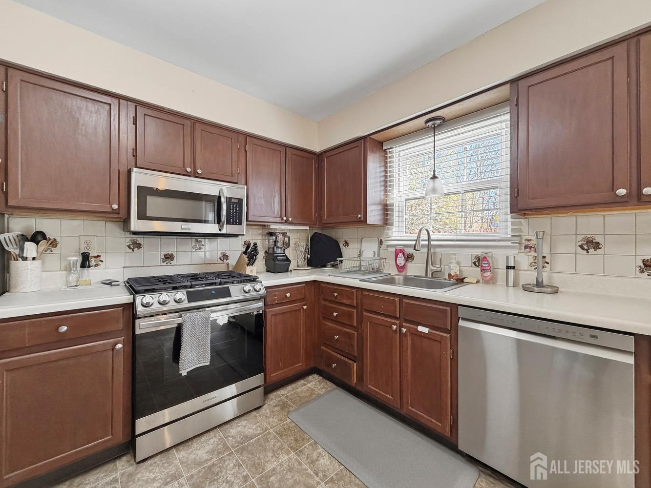 19 Wellington Court Sayreville NJ 08872