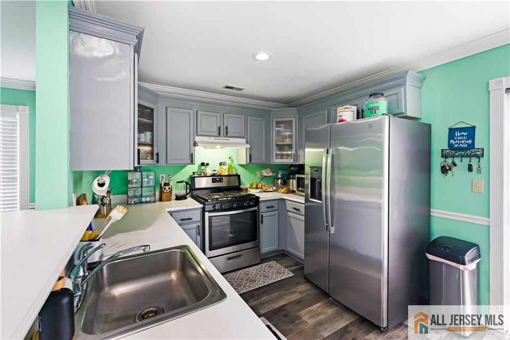 2006 Ridgeview Court Sayreville NJ 08859