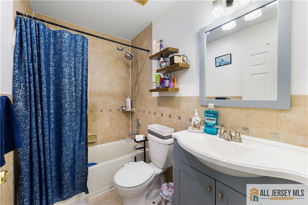2006 Ridgeview Court Sayreville NJ 08859