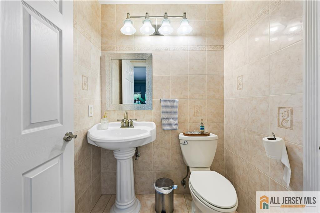2006 Ridgeview Court Sayreville NJ 08859