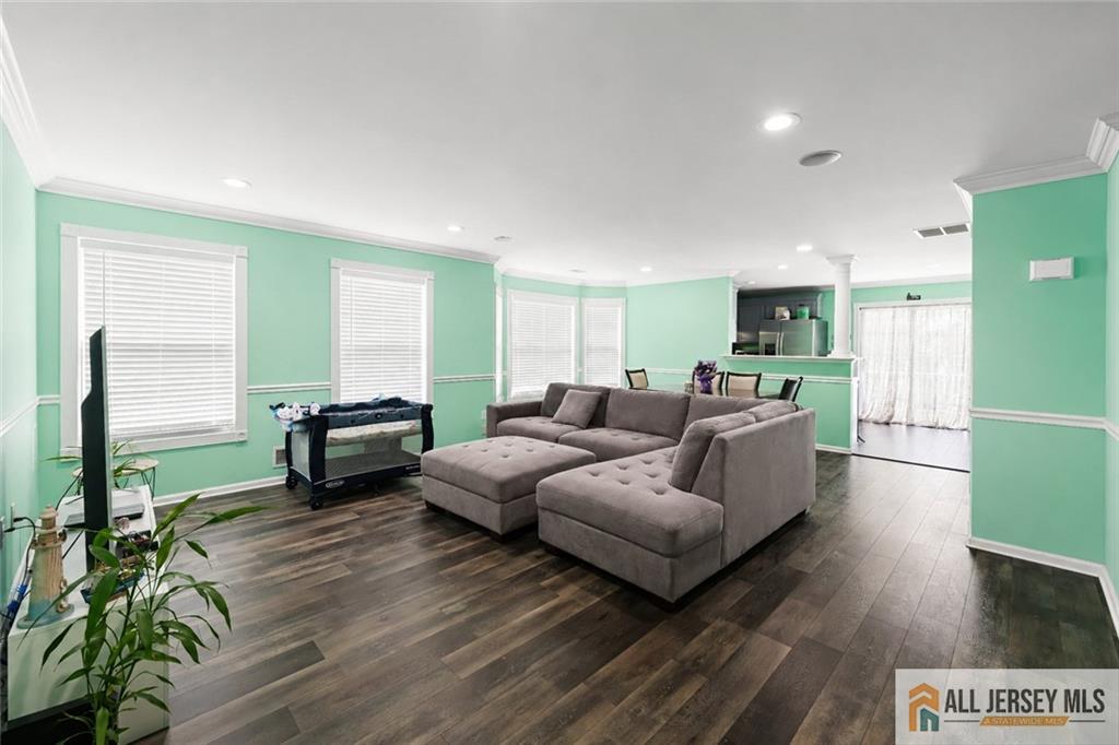 2006 Ridgeview Court Sayreville NJ 08859