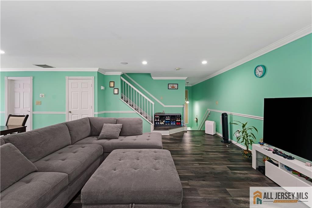 2006 Ridgeview Court Sayreville NJ 08859