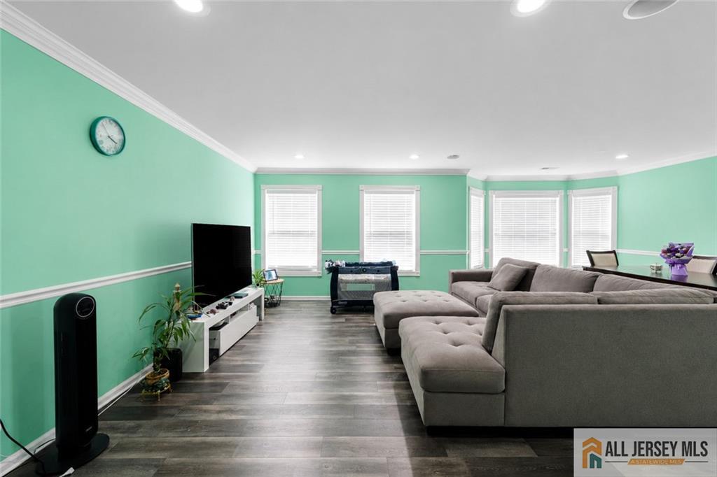 2006 Ridgeview Court Sayreville NJ 08859
