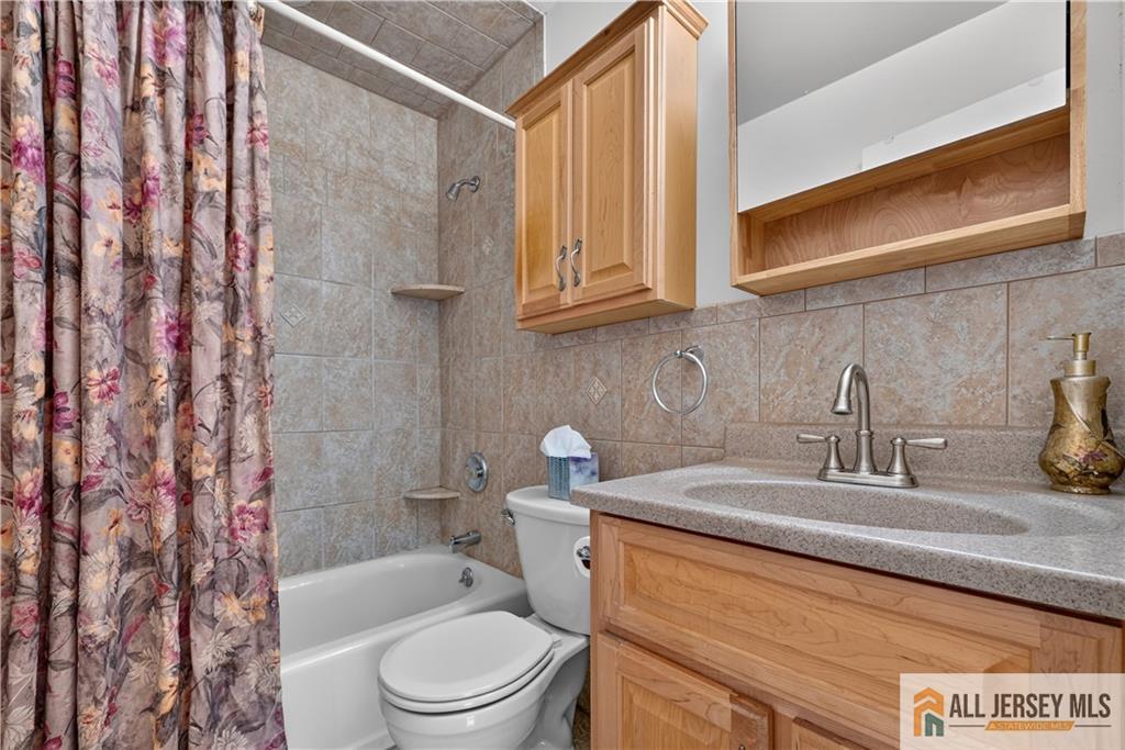 323 Gills Lane Iselin NJ 08830