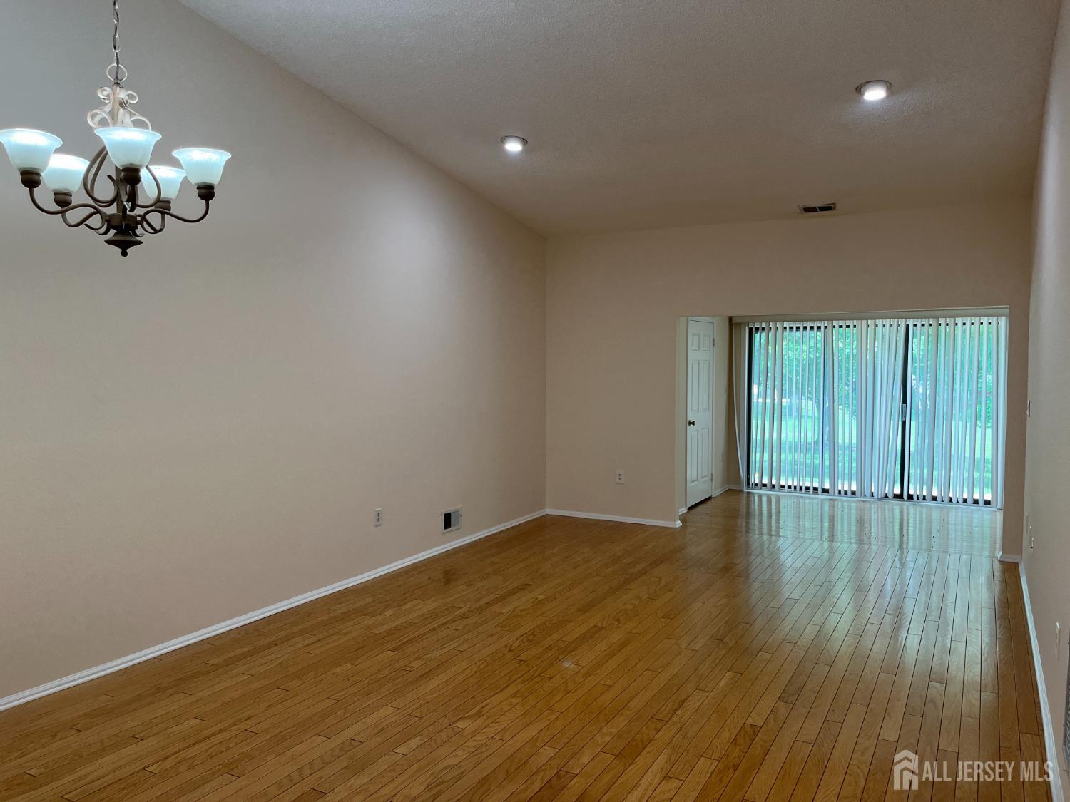 142 Wycoff Way W East Brunswick NJ 08816