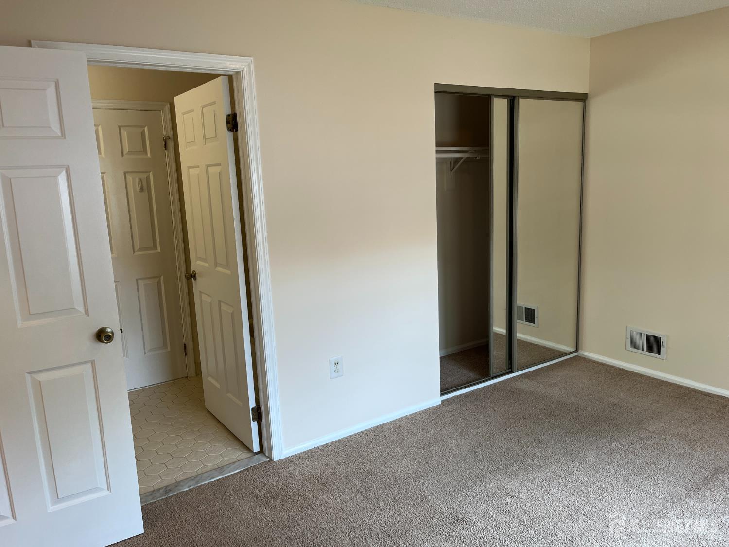 142 Wycoff Way W East Brunswick NJ 08816