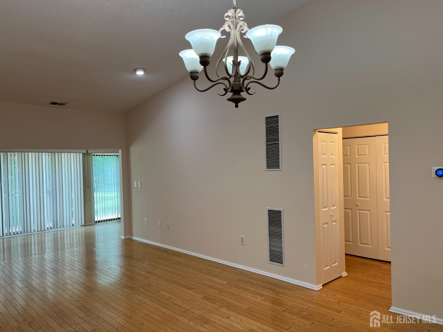 142 Wycoff Way W East Brunswick NJ 08816