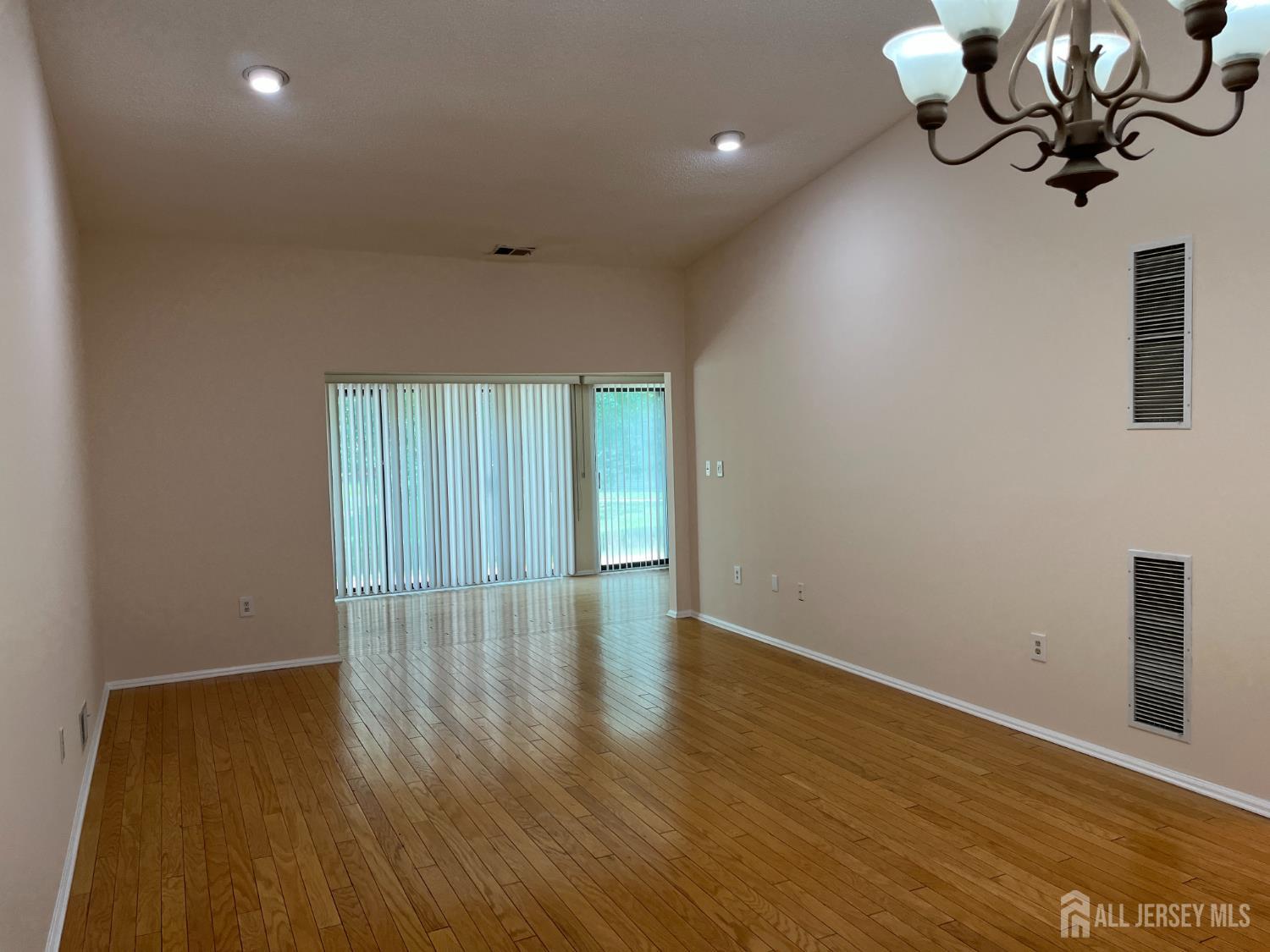 142 Wycoff Way W East Brunswick NJ 08816