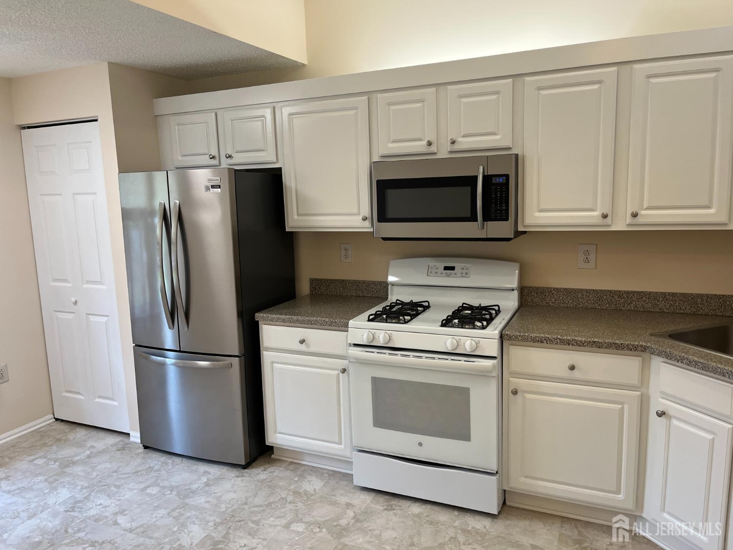 142 Wycoff Way W East Brunswick NJ 08816