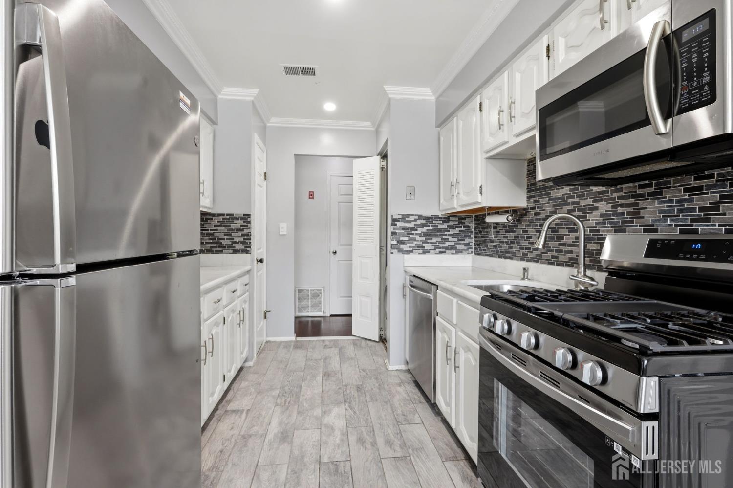 209 Newport Court Fords NJ 08863