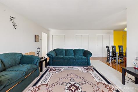 24 Woodedge Avenue Edison NJ 08817