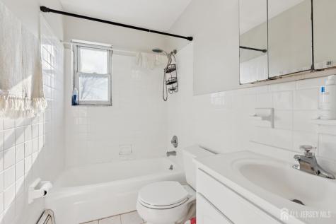 24 Woodedge Avenue Edison NJ 08817