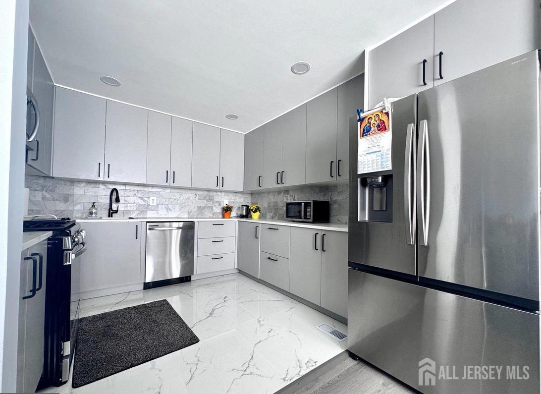 29 Farnham Square Parlin NJ 08859
