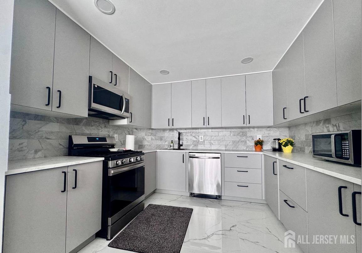 29 Farnham Square Parlin NJ 08859