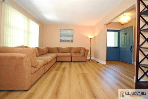 5 Surrey Court Monroe NJ 08831