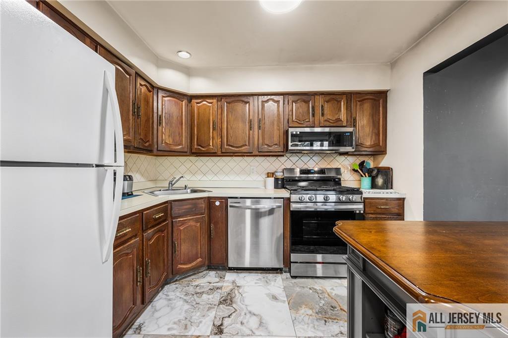 100 Dundee Court Aberdeen NJ 07747