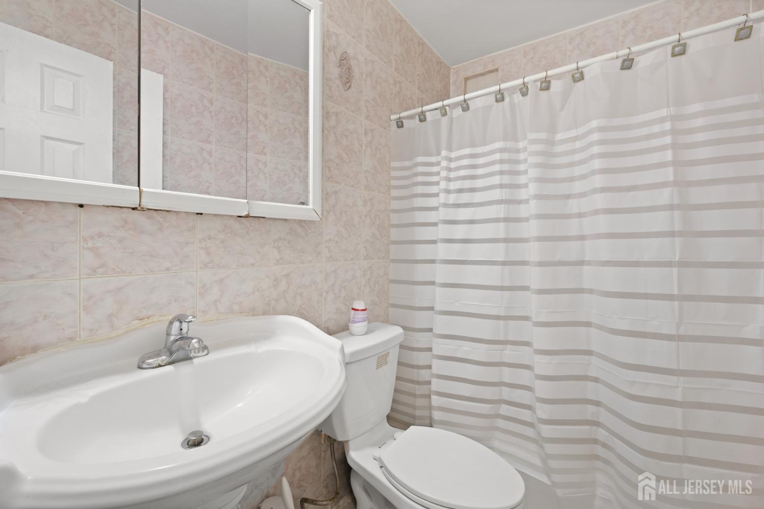 32 Woodedge Avenue Edison NJ 08817