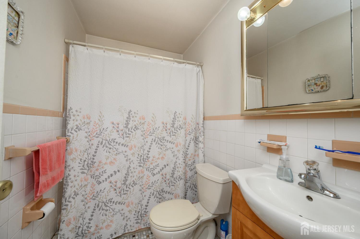 24 Woodedge Avenue Edison NJ 08817