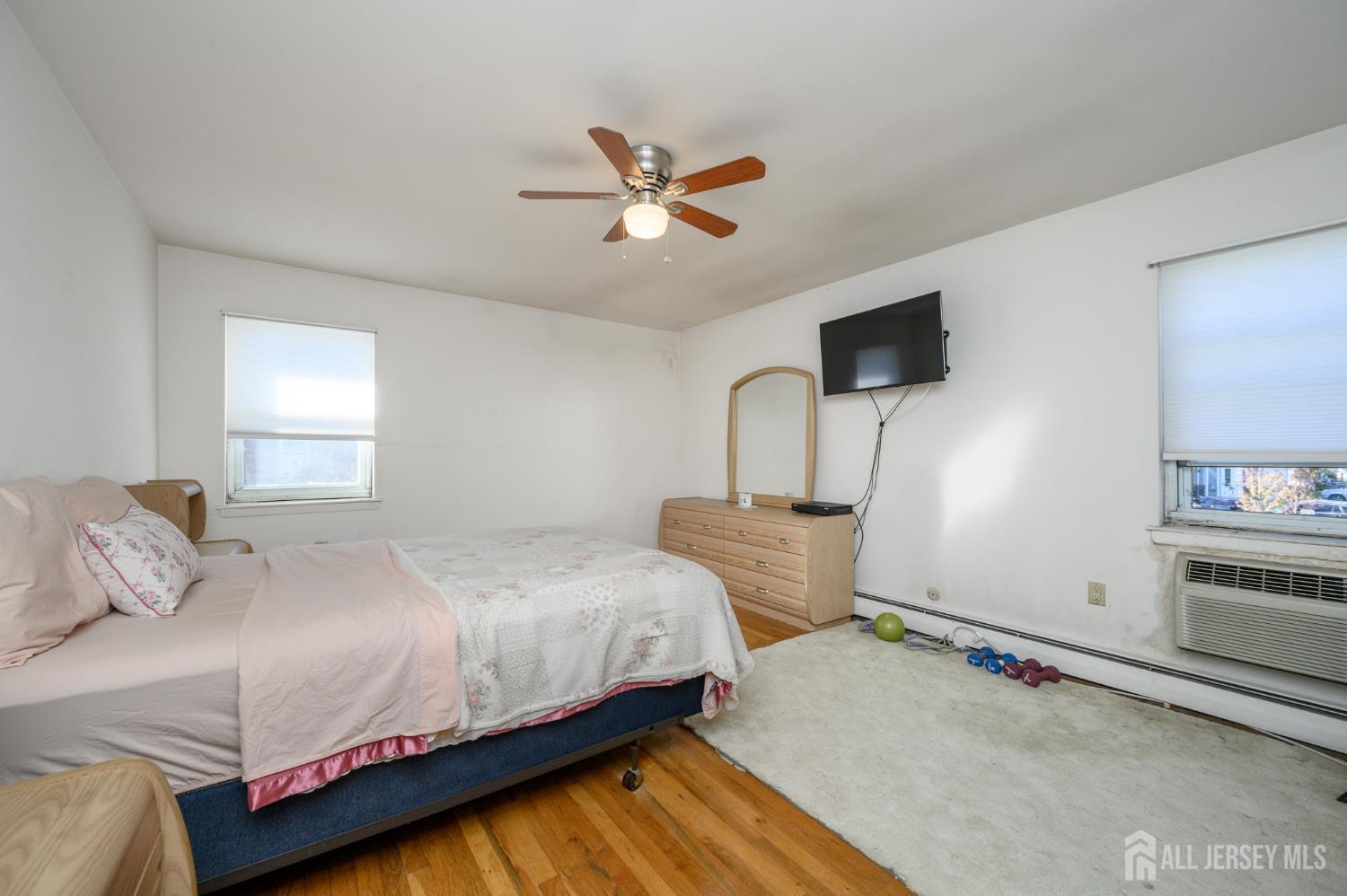 24 Woodedge Avenue Edison NJ 08817