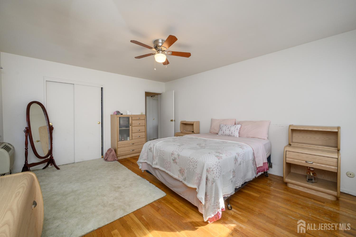 24 Woodedge Avenue Edison NJ 08817