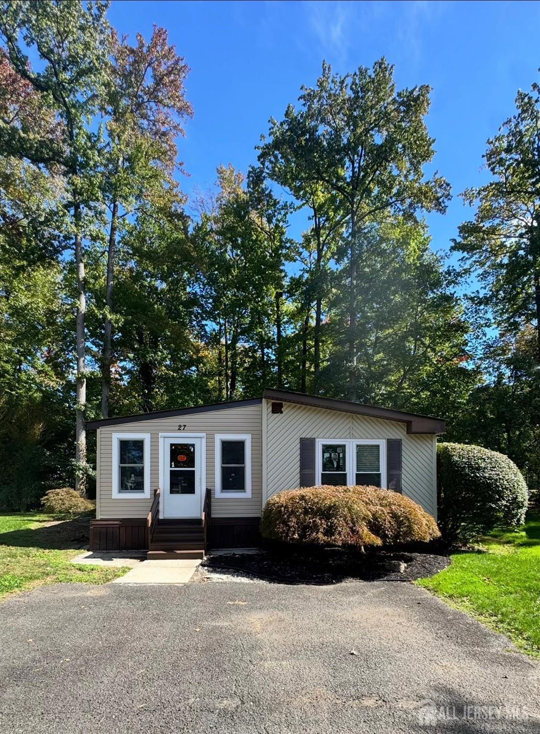 27 Hemming Way Drive North Brunswick NJ 08902